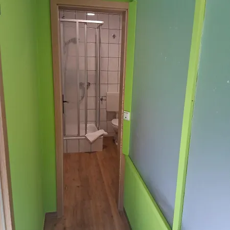 Gaststaette Zur Hahnenquelle Hotel *